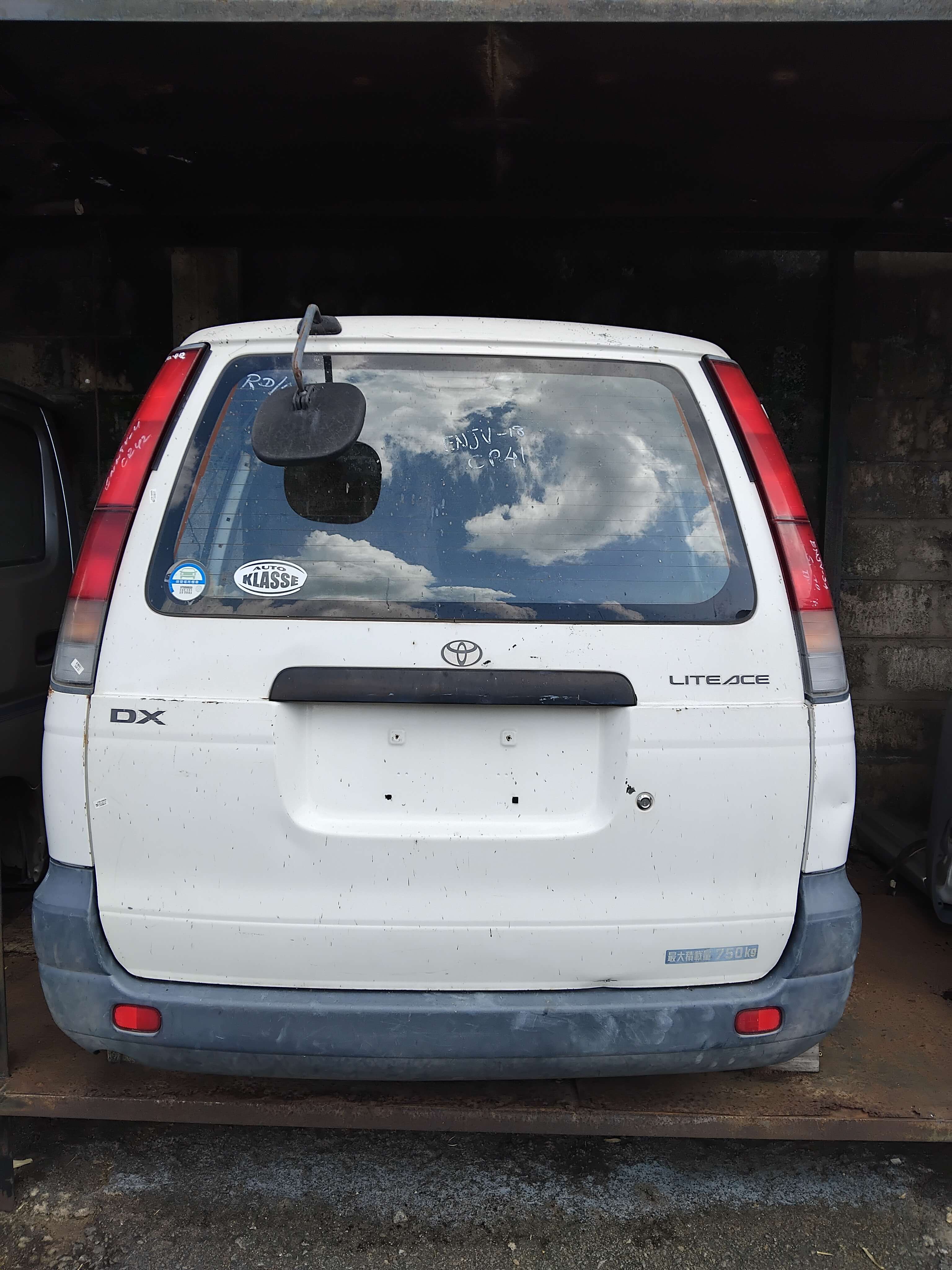 Back Cut TOYOTA NOHA CR41